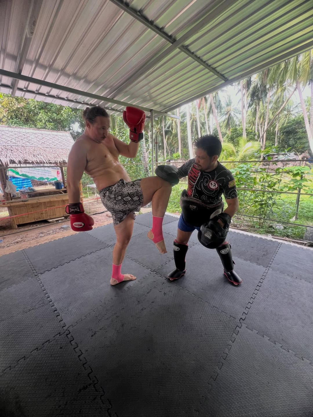 Training at Jomhod Muay Thai 1