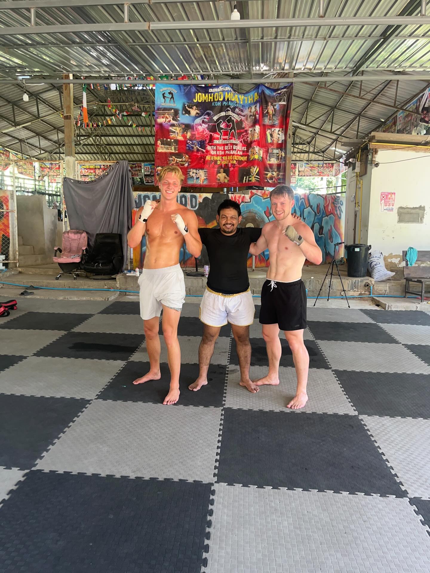 Training at Jomhod Muay Thai 4